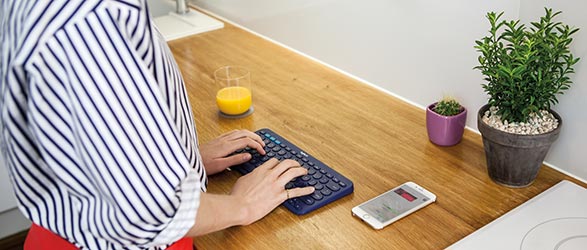 Logitech K380 tipkovnica na stolu